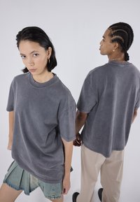 YOURTURN UNISEX - Marškinėliai su spaudiniu - black