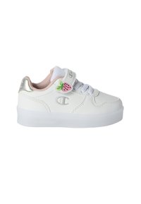 Sneaker bianca con tomaia in pelle liscia, dettagli argentati e fodera in mesh rosa. Presenta un'imballatura a forma di fragola e una fascia in Velcro.