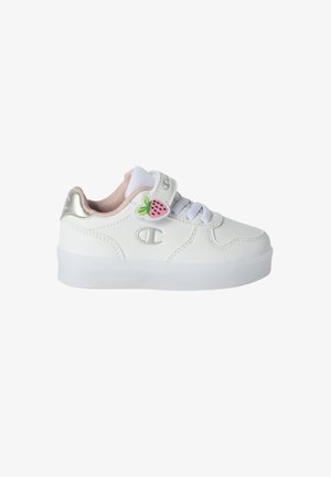 Sneaker blanc avec une tige en cuir lisse, des accents argentés et une doublure en mesh rose. Présente une embellissement en forme de fraise et une sangle Velcro.