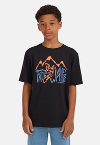 Zwarte T-shirt met een grafisch ontwerp van oranje bergen en blauwe tekst met de woorden "Frozen Wave Cult", omlijst door een gestileerd ontwerp. Casuale pasvorm.