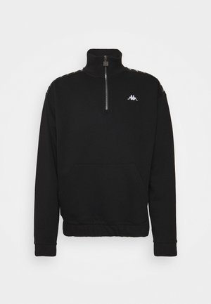 Schwarzer Sweatshirt mit Viertel-Reißverschluss, weißem Logo auf der linken Brust und gemustertem Band entlang der Schultern und Ärmel, vorne Kängurutasche.