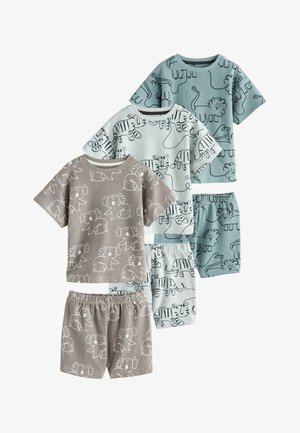 Drei Sets von kurzärmeligen Hemden und Shorts für Kleinkinder mit verspielten Tiermotiven: Löwen auf Blau, Tiger auf Hellgrau und Koalas auf Taupe.