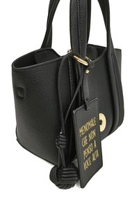 Borsa a mano in pelle nera con finitura testurizzata, ferramenta in oro, chiusura rotonda e targhetta staccabile con testo dorato.