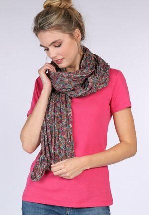 Bunt gemusterter Blumenschal aus leichtem Stoff, mit strukturierter Textur und drapierter Stil, getragen über einem pinkfarbenen T-Shirt.