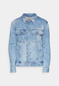 Gai zils denim žakets ar norādītu apkakli, divām priekšējām kabatām un pogu aizdari. Ievērojama nedaudz izbalējusi tekstūra un klasiskā dizaina iezīmes.