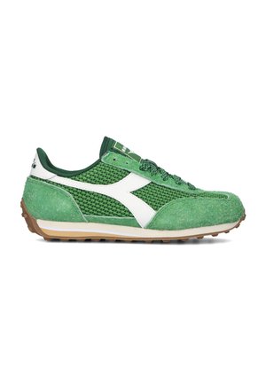 Scarpe da ginnastica verdi con tomaia in mesh e dettagli in suede testurizzato, caratterizzate da un logo bianco, lacci verdi e una suola in gomma marrone.
