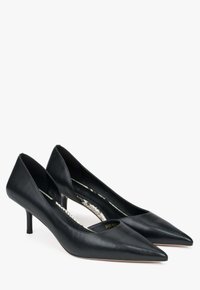 Černé kožené lodičky s špičatou špičkou a štíhlým středním podpatkem, s výřezem po straně a texturovanou stélkou.