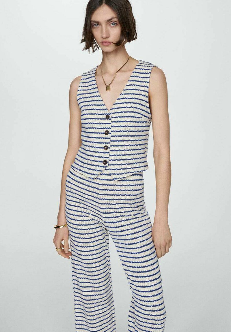 Gestreifter Strickwesten- und Hose-Set. Weiße Basis mit blauen horizontalen Streifen. Knöpfe an der Weste und strukturierter Stoff. Minimalistisches Design.