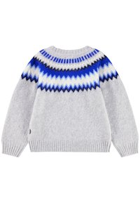 Sivkasta pletena majica z okroglo izrezom, ki ima zigzag vzorec v modri, črni in beli barvi na rameh in rebrastih manšettah.