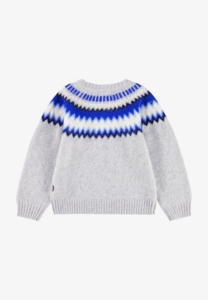 Suéter cinza tricotado com decote redondo, apresentando um padrão em zigzag em azul, preto e branco nos ombros e punhos canelados.