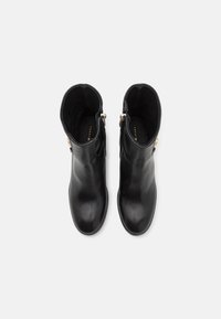 Tommy Hilfiger CHAIN MID HEEL BOOTIE - Bottines - black