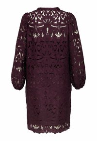 Bordo čipkasta haljina s složenim cvjetnim uzorcima, dugim napuhanim rukavima i valovitim rubom. Prozirni dizajn s višeslojnim materijalom ispod.