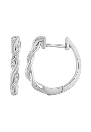 Orecchini a cerchio in argento con design intrecciato, con piccole pietre preziose rotonde e baguette trasparenti, uno mostrato aperto e uno chiuso.