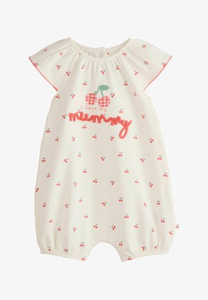 Salopetă albă pentru bebeluși cu model de cireșe roșii, mâneci scurte și text brodat „Îmi iubesc mami” cu două cireșe deasupra textului.