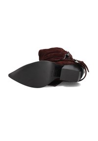 Bruine suède enkellaarsjes met een licht puntige neus, ritssluiting en een zwarte hoge hak. De zool is glad met een vlakke achterkant.