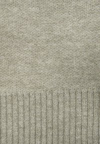 Hellgrauer Strickstoff mit einer weichen Textur, feinem, einheitlichem Muster und einem gerippten Saum am unteren Ende für zusätzliche Details.