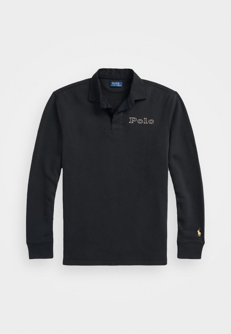 Czarna koszulka polo z długim rękawem i kołnierzykiem, z napisem "Polo" na piersi oraz małym żółtym wyszywanym logo na lewym mankiecie.