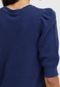 Námornická pletená mikina s texturovaným vzorem, nabíranými rukávy a žebrovaným výstřihem a manžetami.
