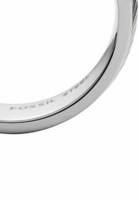 Edelstahrring mit polierter Oberfläche. Verfügt über ein leicht geschwungenes Band und ist im Inneren mit "FOSSIL STEEL" graviert.