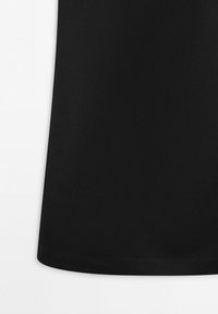 Tissu noir à texture lisse, suspendu droit avec un ourlet visible sur un fond blanc.