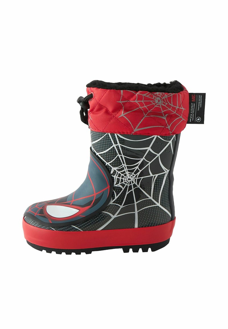 Botte en caoutchouc imperméable rouge et noire avec motif de toile d'araignée, col matelassé et doublure noire en peluche ; conçue pour des conditions froides et humides.