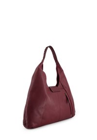 Bordeaux leren tas met een slouchy vorm, voorzien van een gestikte handgreep, voorflap en een zijritszak voor extra toegang.