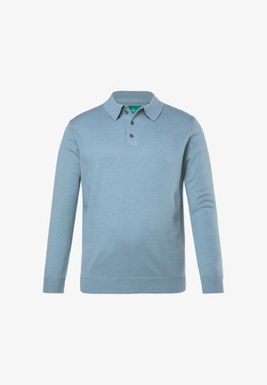 Vaaleansininen pitkähihainen polo-paita, joka on valmistettu teksturoidusta neulekankaasta. Malleissa on klassinen kaulus, kolme ruskeaa nappia ja normaali istuvuus.