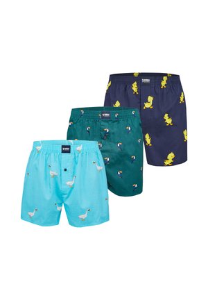 Tre par boxershorts i blå, mørkegrøn og navy, hver med trykte dyremønstre: gæs, tukaner og gule kyllinger.