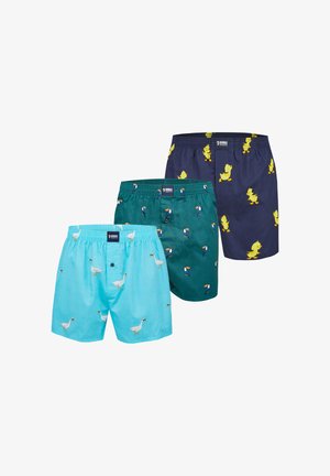 Tre par boxershorts i blå, mørkegrøn og navy, hver med trykte dyremønstre: gæs, tukaner og gule kyllinger.