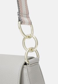 Graue Lederhandtasche mit strukturierten Oberflächen, goldenen Beschlägen und einem mehrfarbigen geflochtenen Tragegurt mit metallischen Akzenten.