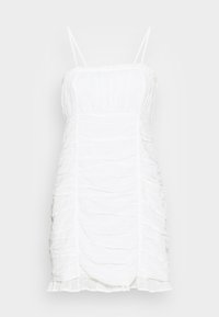 Bílá bezrukávová šaty s nařaseným designem, vzorem s okenními průřezy a volánkovým lemem. Obsahuje tenké, nastavitelné ramínka a přiléhavý silueta.