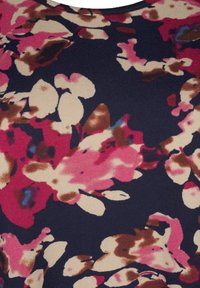 Tessuto floreale con motivi rosa, crema e marrone su uno sfondo blu scuro; presenta una superficie strutturata e a righe.