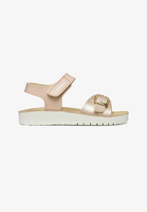 Sandalo beige e rosa metallizzato con cinturino alla caviglia in velcro, fibbia dorata sul cinturino delle dita e suola imbottita bianca.