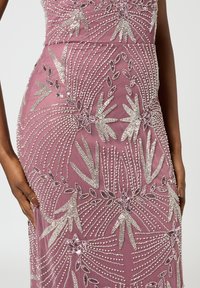 Abito con perline in tessuto rosa polveroso, caratterizzato da dettagli floreali intricati in argento e rosa, e una silhouette aderente.