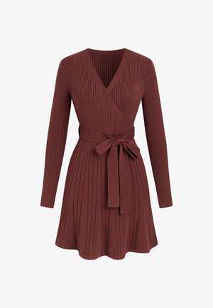 Geribbelde, langmouwige jurk in een rijke bordeauxrode tint met een wikkelontwerp en een gestrikt ceintuur op de taille, uitlopend in een geplooide rok.