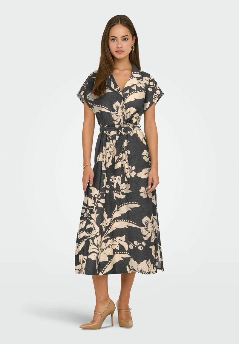 Tamno cvjetna midi haljina s kratkim rukavima, pojasom u struku i lepršavim siluetom; ukrašena krem cvjetovima i lišćem.