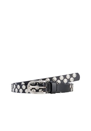Cintura di pelle nera con borchie rotonde argentate e fibbia in metallo argentato, arrotolata su uno sfondo bianco.