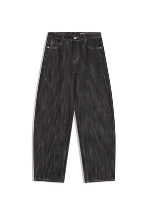 Sort denimjeans med vidde ben, fem-lomme design, synlige hvide syninger og knaplukning i taljen.