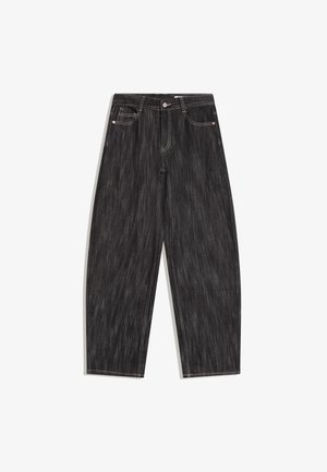 Sort denimjeans med vidde ben, fem-lomme design, synlige hvide syninger og knaplukning i taljen.