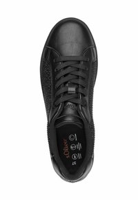 Sneaker nera con tomaia sintetica testurizzata e accenti in tessuto, punta arrotondata, lacci piatti e soletta imbottita. Taglia 37.