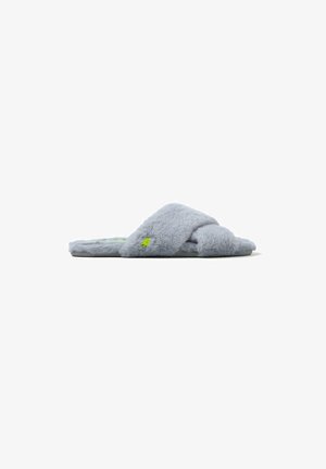 Chausson en peluche gris à design croisé, avec un logo accentué en vert et une texture douce. Semelle plate pour un usage intérieur.