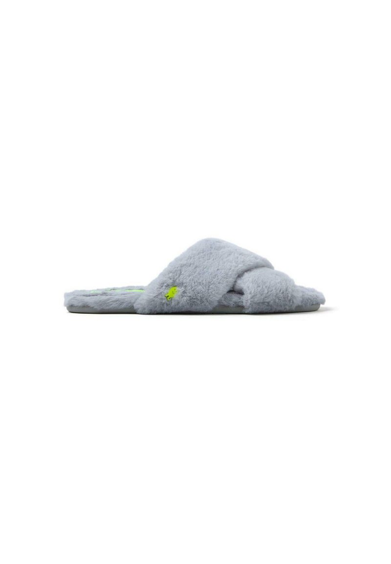 Chausson en peluche gris à design croisé, avec un logo accentué en vert et une texture douce. Semelle plate pour un usage intérieur.