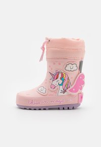 Stivale da pioggia in gomma rosa con design di unicorno, dettagli a forma di nuvola e testo "credi nella magia". Cuffia in tessuto morbido con chiusura a cordoncino. Suola viola.
