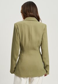 TUSSAH VEIRA - Suknjič - sage green