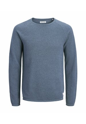 Plavi dugi džemper s teksturiranim tkanjem i okruglim izrezom na vratu. Ima raglan rukave i suptilan uzorak. Oznaka vidljiva na rubu.