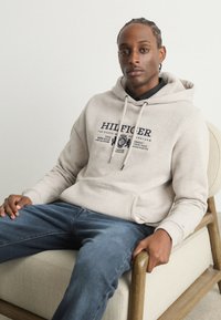 Tommy Hilfiger HOODY - Jersey con capucha - heathered pebble