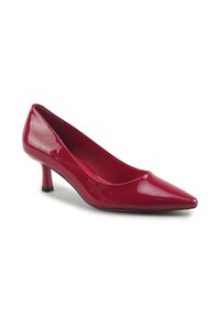 Pumper cu toc înalt din piele lacuită roșie, cu vârful ascuțit, având o finisaj lucios și un toc stiletto mic. Căptușeală interioară netedă.
