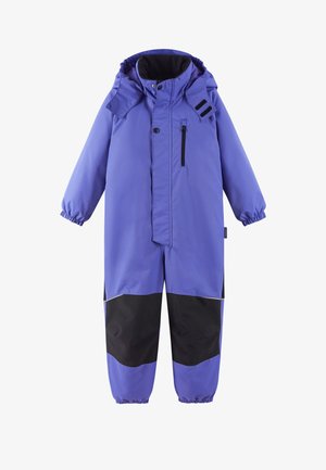 Monoski impermeable morado con cierre de cremallera, puños elásticos y detalles negros en las piernas. Cuenta con una capucha desmontable y un bolsillo frontal.