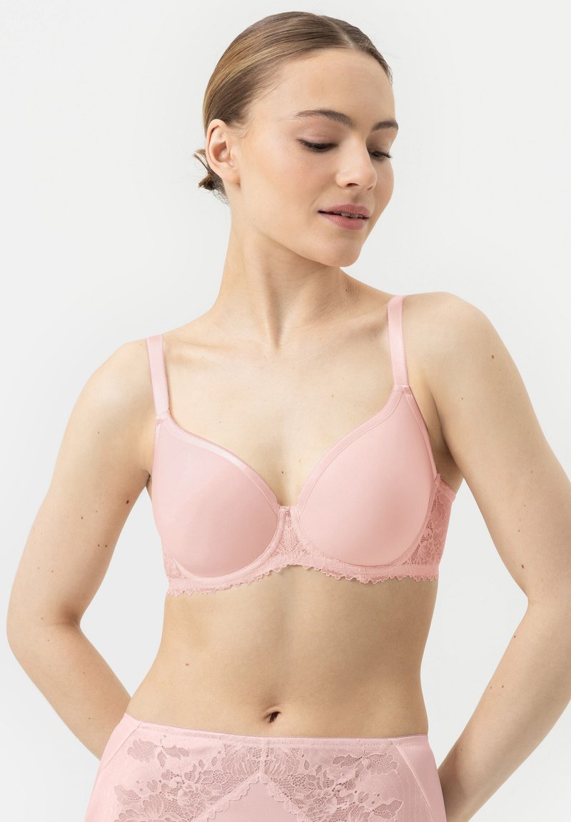 Soutien-gorge en dentelle rose avec des bonnets moulés lisses, des bretelles réglables et des détails en dentelle sophistiqués le long de la bande.