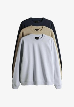 Tres sudaderas con cuello redondo en gris claro, beige y azul marino oscuro, apiladas verticalmente con cuellos y puños acanalados visibles.